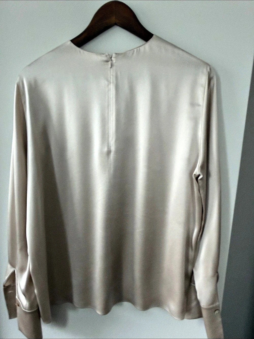 Vince Long Sleeve Blouse in Beige Size Medium Like New - Picture 2 of 4